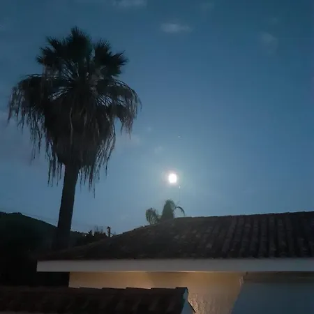 아파트 Moon In The Garden